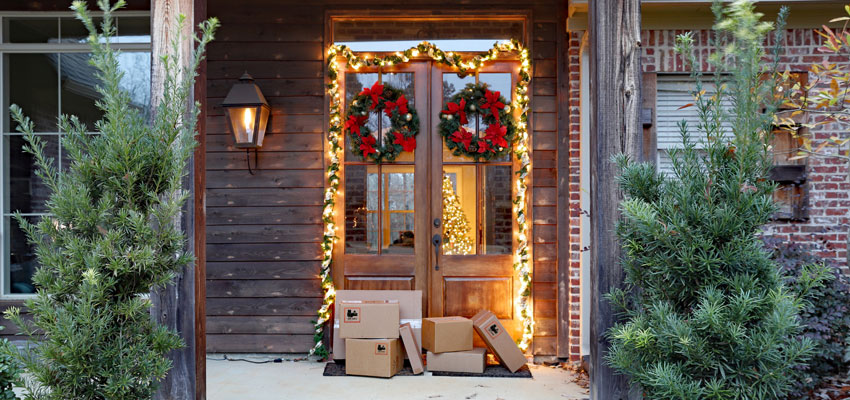 Image of boxes at the entrance of a house with Christmas decorations